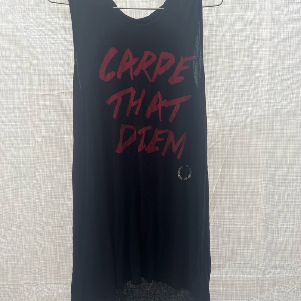 Black Tank Top with Red Graphic/ robe ete sans manche avec capuche